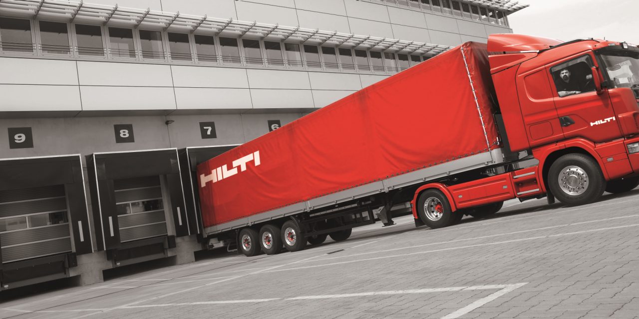 sarkana hilti kravas automašīna