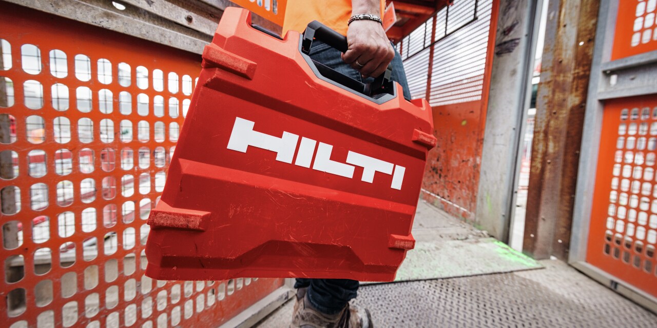 Persona ar sarkanu HILTI koferi rokās