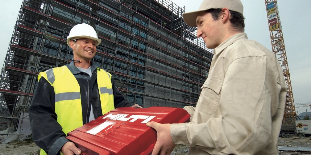 Dopravca odovzdáva stroj pracovníkovi