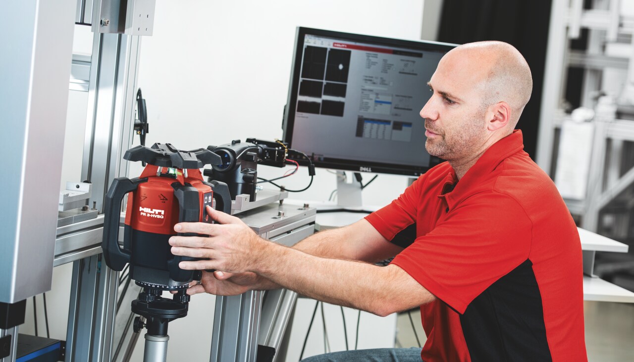 Pracovník overuje laser