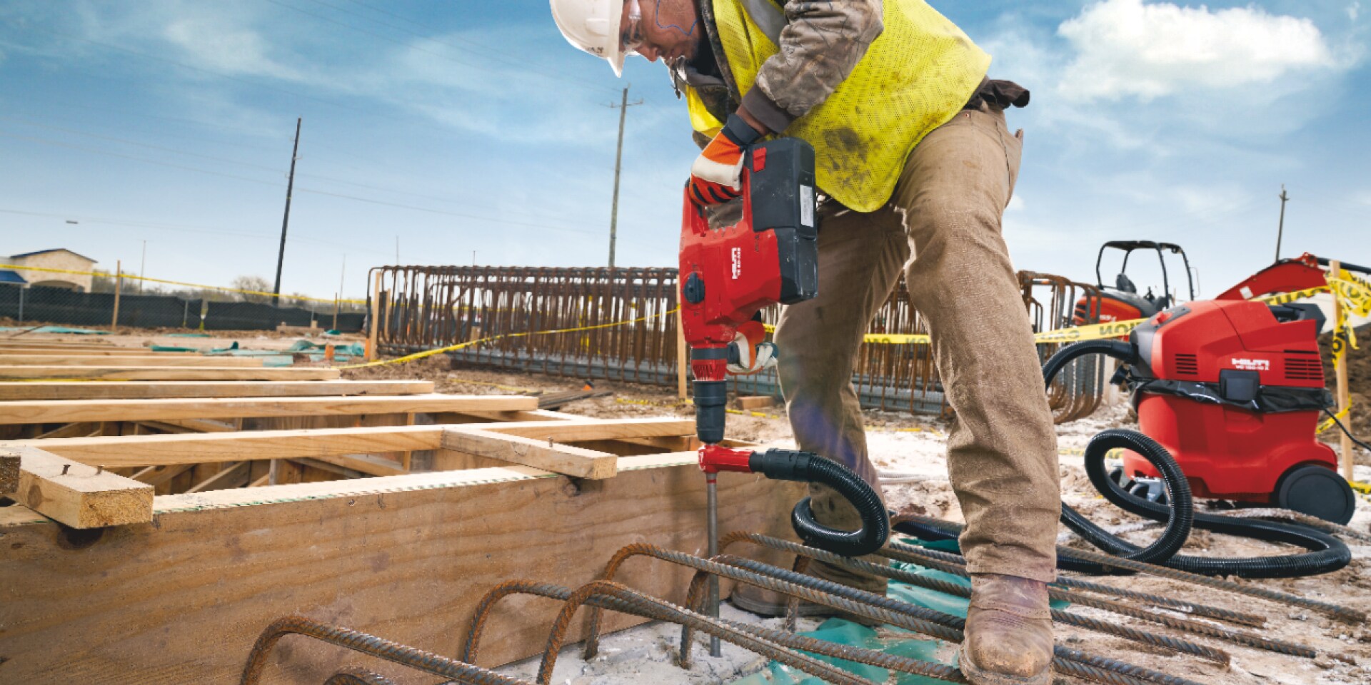 TE 60-A36 Cordless Combihammers, being used virtually dust-free with a TE-YD hollow drill bit