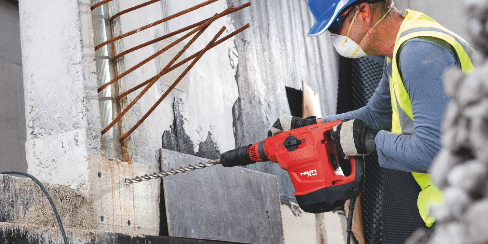 Construction worker using a TE 60-ATC-AVR with kickback control (Active Torque Control)