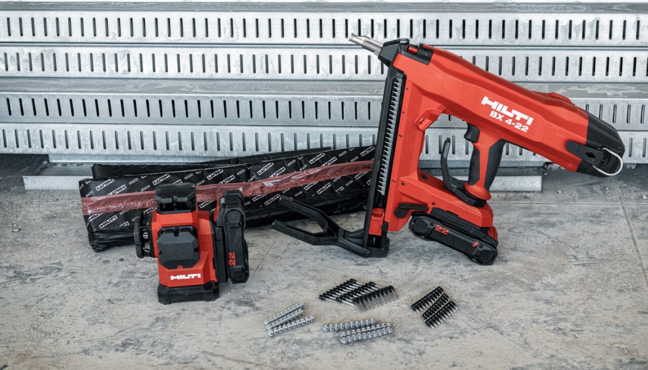 Le cloueur à batterie BX 4-22 et le niveau laser multiligne PM 50MG-22 de Hilti prêts à l'emploi