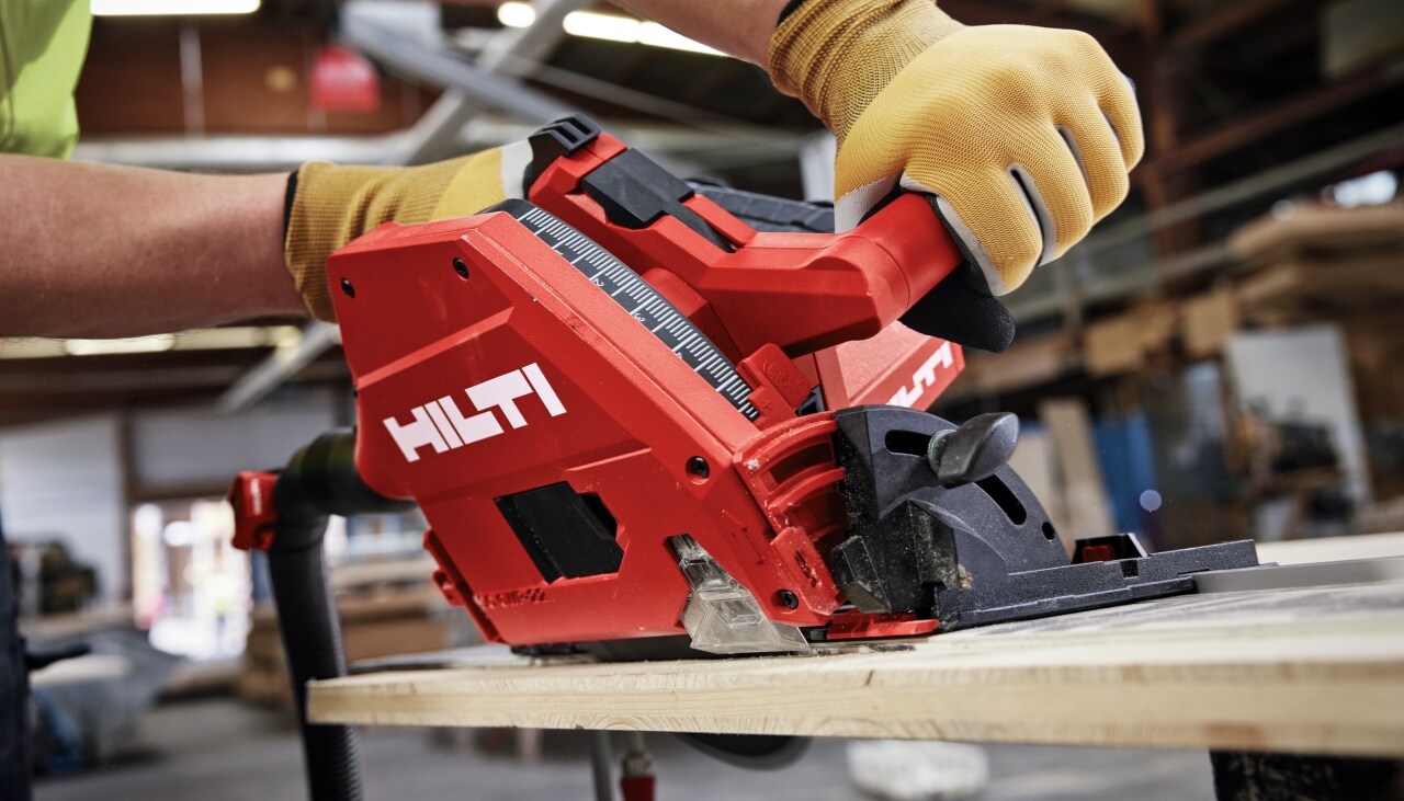 The SC 6WP-22 cutting through wood at an angle 