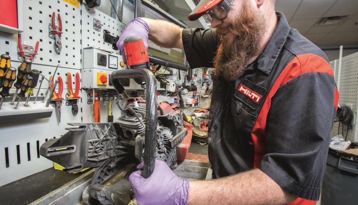 Ouvrier réparant des outils