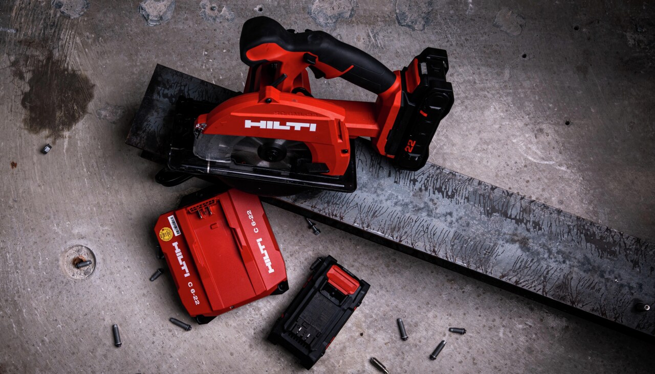 Sierra circular inalámbrica para cortar metal en el lugar de trabajo