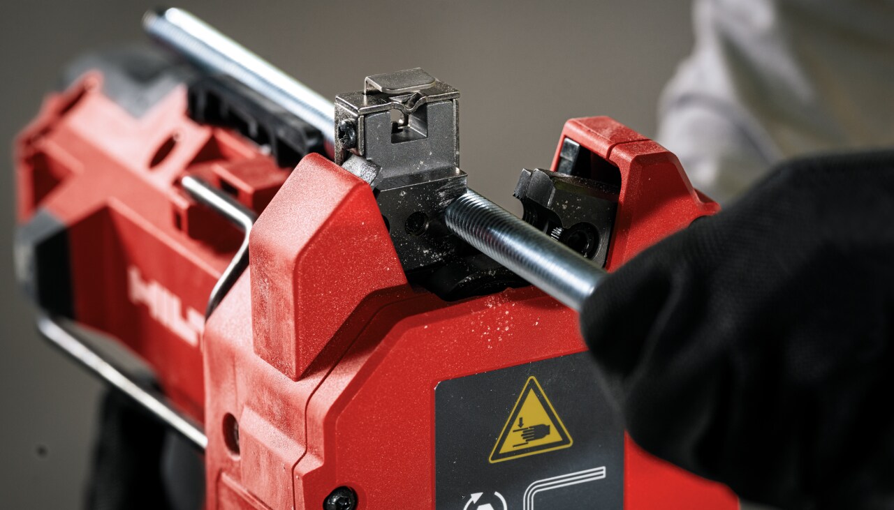 Trabajador usando cortador de varillas